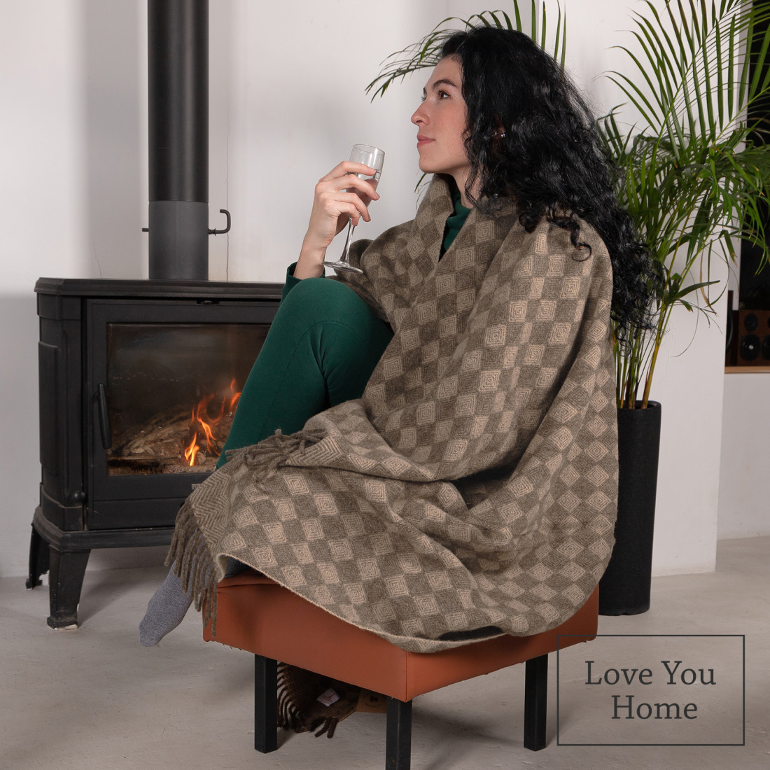 Virgin wool blanket with diamond pattern · 4